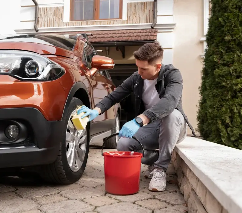 Lavage auto à domicile La Roche-Noire : professionnel intervenant sur un véhicule